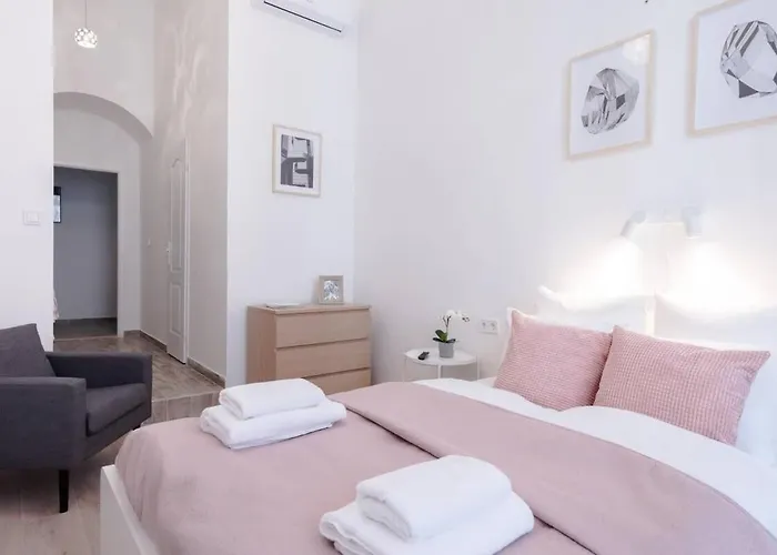 Brand New Studio With Aircon In The Center