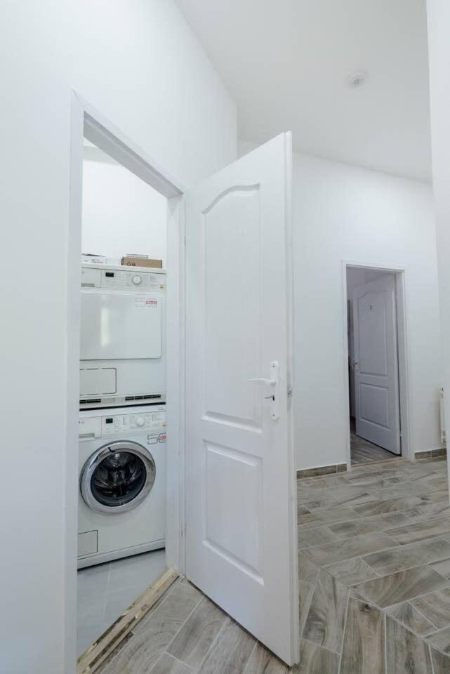 Brand New With Aircon In The Center
